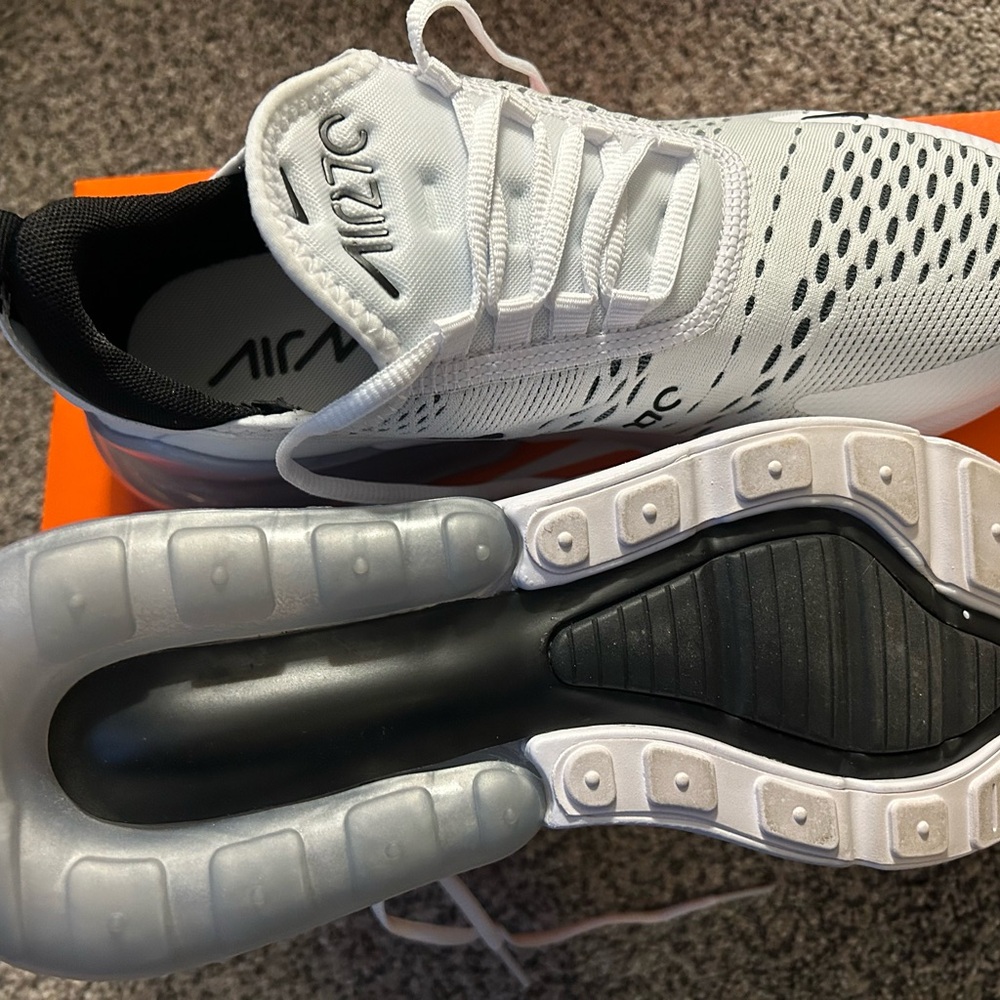 Woman’s Nike shoes - Picture 5 of 7
